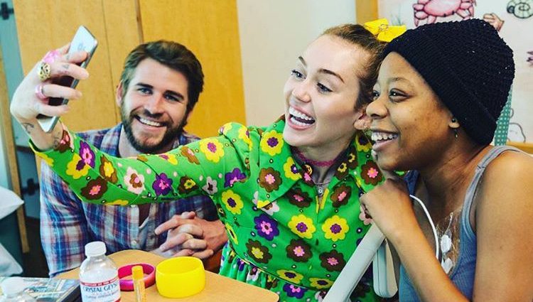 Miley Cyrus y Liam Hemsworth acudiendo a un hospital infantil