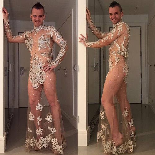 David Muñoz luciendo el vestido de Cristina Pedroche de las Campanadas 2015
