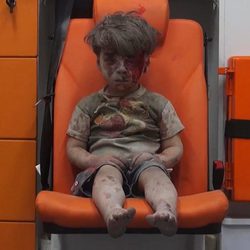 Omran Daqneesh inmóvil después de sobrevivir a un bombardeo en Siria