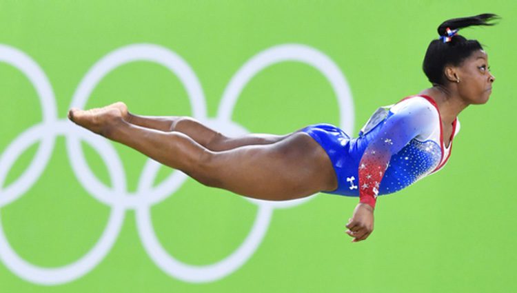 Simon Biles durante su ejercicio en la final femenina de gimnasia de Río 2016