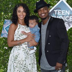 Ne-Yo y Crystal Renay con su hijo Shaffer Chimere Smith Jr en los Teen Choice Awards 2016