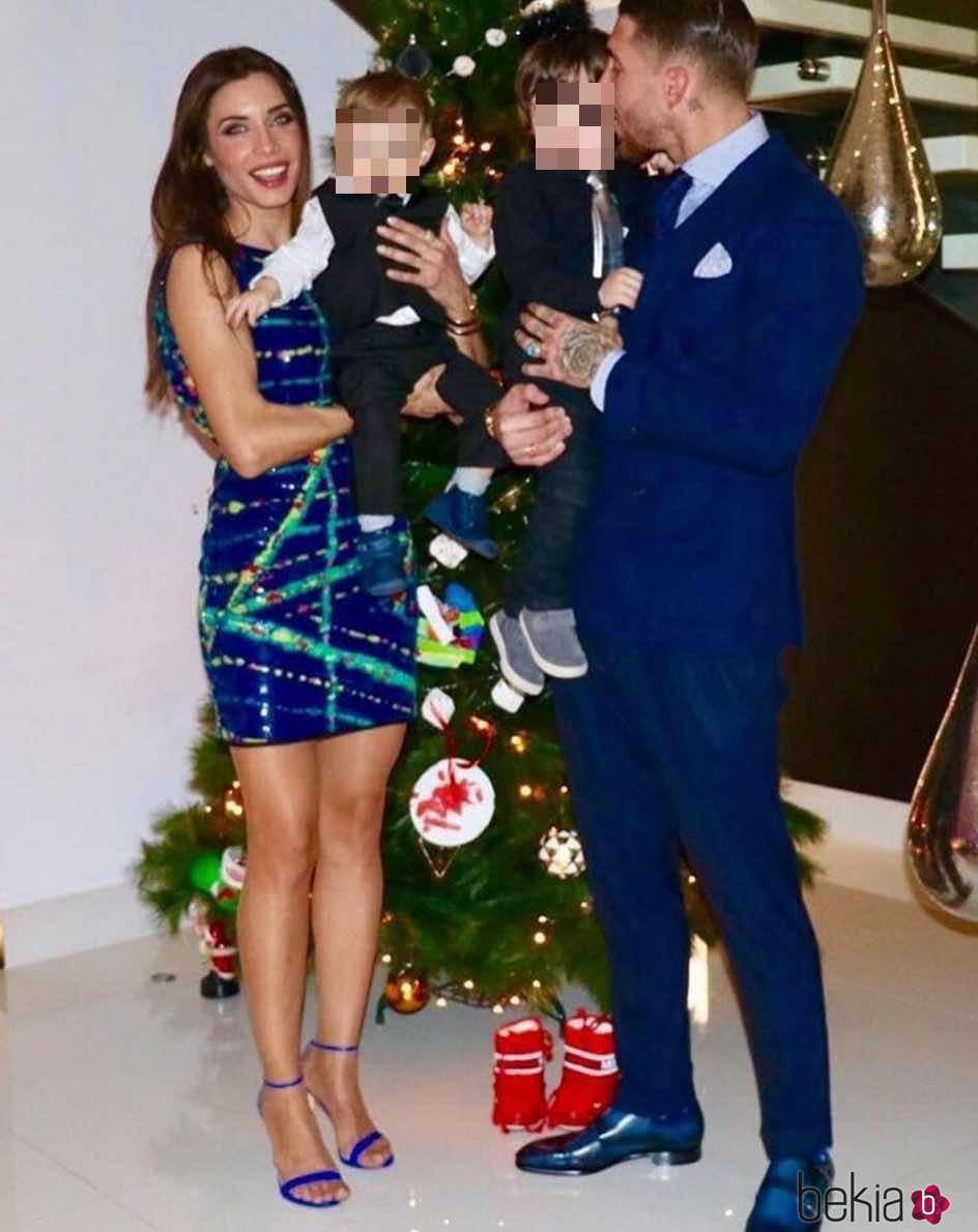 Sergio Ramos y Pilar Rubio felicitan el año 2017 con sus hijos Sergio y Marco
