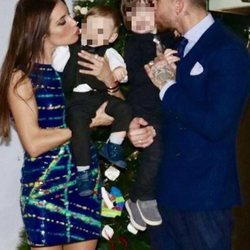 Sergio Ramos y Pilar Rubio besan a sus hijos Sergio y Marco en Fin de Año 2016