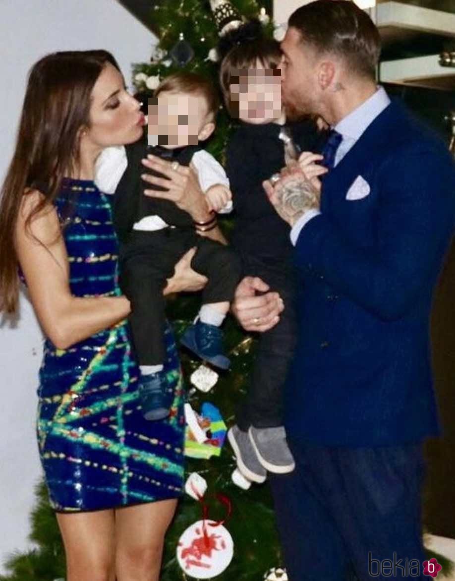 Sergio Ramos y Pilar Rubio besan a sus hijos Sergio y Marco en Fin de Año 2016