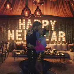 Miley Cyrus y Liam Hemsworth dándose el primer beso de 2017