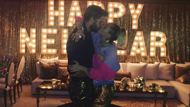 Miley Cyrus y Liam Hemsworth dándose el primer beso de 2017
