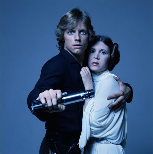 Carrie Fisher y Mrk Hamill en una foto promocional de Star Wars