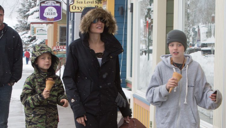 Angelina Jolie y sus hijos Shiloh y Knox de vacaciones