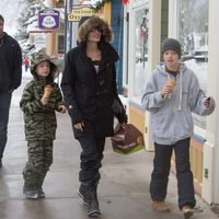 Angelina Jolie y sus hijos Shiloh y Knox de vacaciones