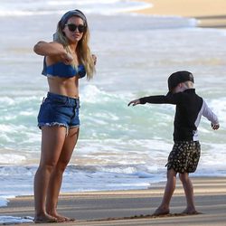Hilary Duff y su hijo Luca Comrie pasan la Navidad en Hawaii