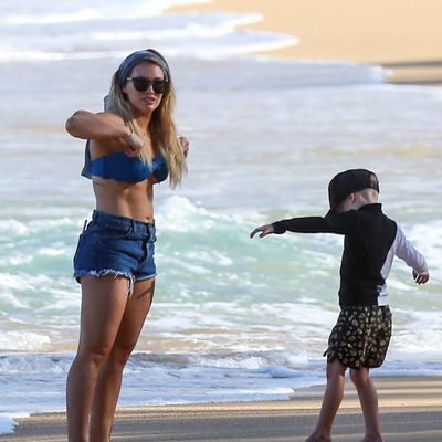 Hilary Duff y su hijo Luca Comrie pasan la Navidad en Hawaii