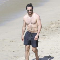 Jake Gyllenhaal paseando con su cuerpo al sol por las playas de San Bartolomé