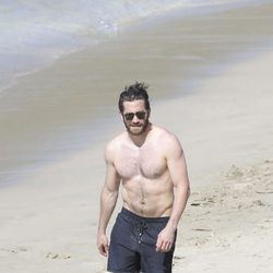 Jake Gyllenhaal paseando con su cuerpo al sol por las playas de San Bartolomé