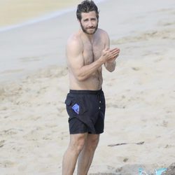 Jake Gyllenhaal untándose crema por su torso en las playas de San Bartolomé