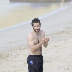 Jake Gyllenhaal untándose crema por su torso en las playas de San Bartolomé