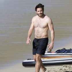 Jake Gyllenhaal luciendo su cuerpo mientras da un paseo por la orilla de la playa