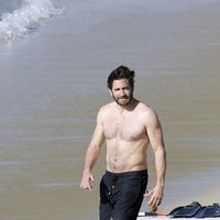 Jake Gyllenhaal luciendo su cuerpo mientras da un paseo por la orilla de la playa
