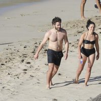 Jake Gyllenhaal luciendo cuerpo junto a Greta Caruso en las playas de San Bartolomé