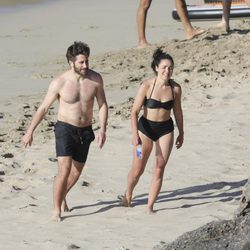 Jake Gyllenhaal luciendo cuerpo junto a Greta Caruso en las playas de San Bartolomé