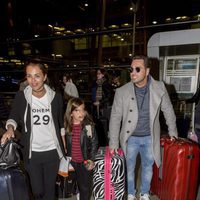 Paula Echevarría, David Bustamante y su hija Daniella regresan de Gran Canaria