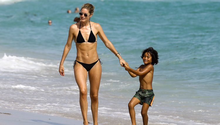 Doutzen Kroes luciendo cuerpazo en las playas de Miami junto a su hijo