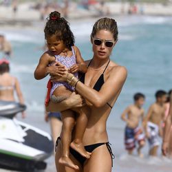 Doutzen Kroes sujetando a su hija pequeña en brazos mientras disfruta de la playa