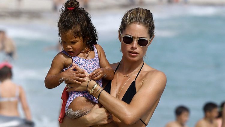 Doutzen Kroes sujetando a su hija pequeña en brazos mientras disfruta de la playa