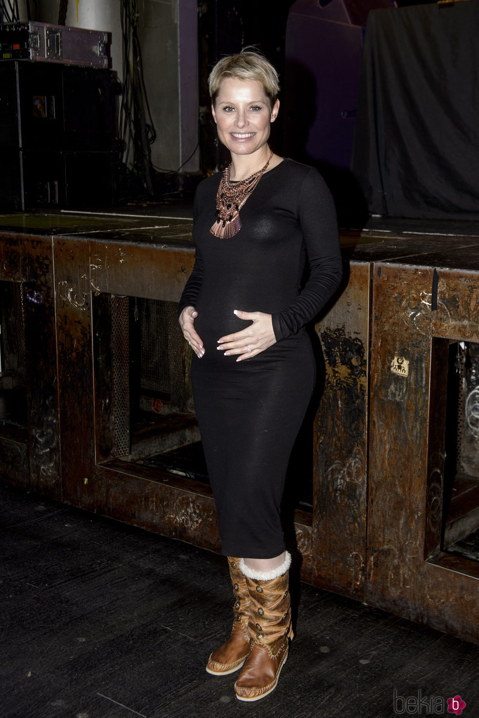 Soraya luciendo embarazo en los ensayos de su último concierto antes de ser madre
