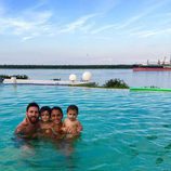 Leo Messi y Antonella Roccuzzo felicitando 2017 con sus hijos desde una piscina en Argentina