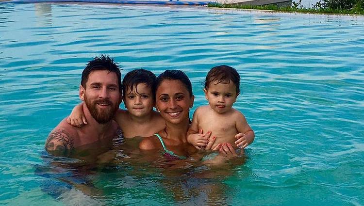 Leo Messi y Antonella Roccuzzo felicitando 2017 con sus hijos desde una piscina en Argentina