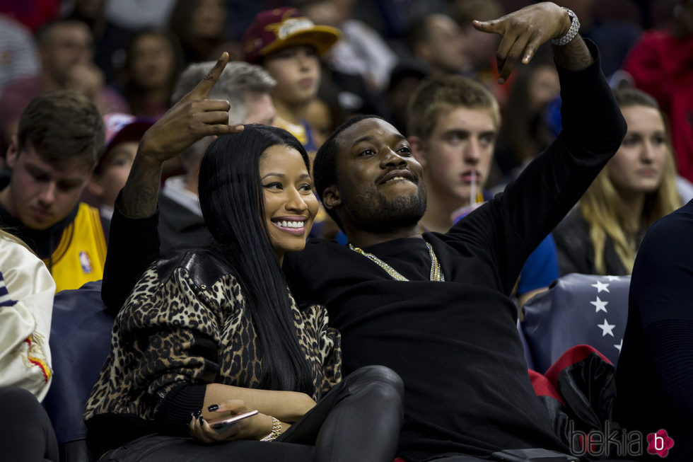 Nicki Minaj y Meek Mill muy cariñosos en un partido de la NBA