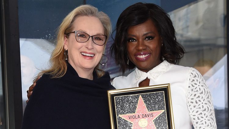 Viola Davis recibiendo su estrella del Paseo de la Fama de Hollywood con Meryl Streep