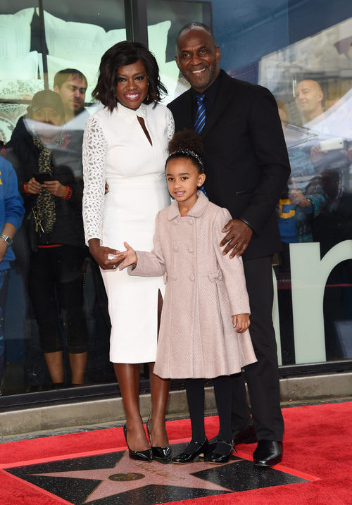 Viola Davis con su marido y su hija recibiendo su estrella del Paseo de la Fama de Hollywood