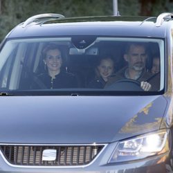 Los Reyes Felipe y Letizia y sus hijas Leonor y Sofía llegando a casa de Jesús Ortiz el Día de Reyes 2017