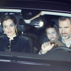 Los Reyes Felipe y Letizia con la Princesa Leonor saliendo de casa de Jesús Ortiz el Día de Reyes 2017