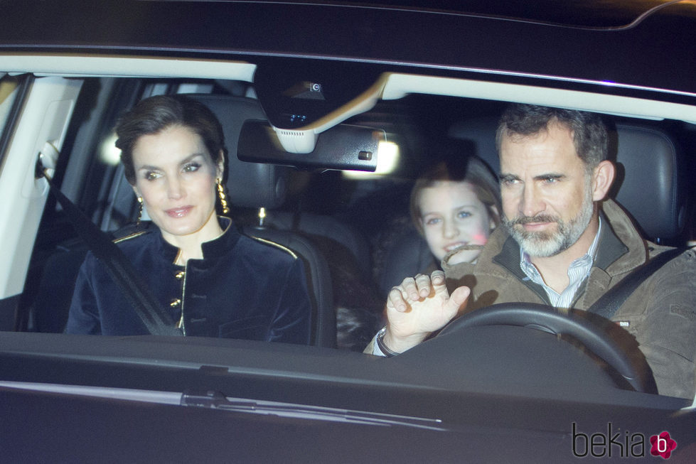 Los Reyes Felipe y Letizia con la Princesa Leonor saliendo de casa de Jesús Ortiz el Día de Reyes 2017
