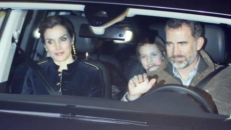 Los Reyes Felipe y Letizia con la Princesa Leonor saliendo de casa de Jesús Ortiz el Día de Reyes 2017