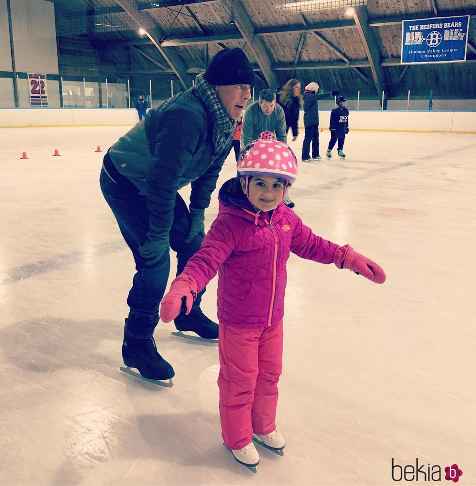 Bruce Willis disfruta del patinaje sobre hielo con su hija Mabel