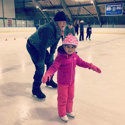 Bruce Willis disfruta del patinaje sobre hielo con su hija Mabel