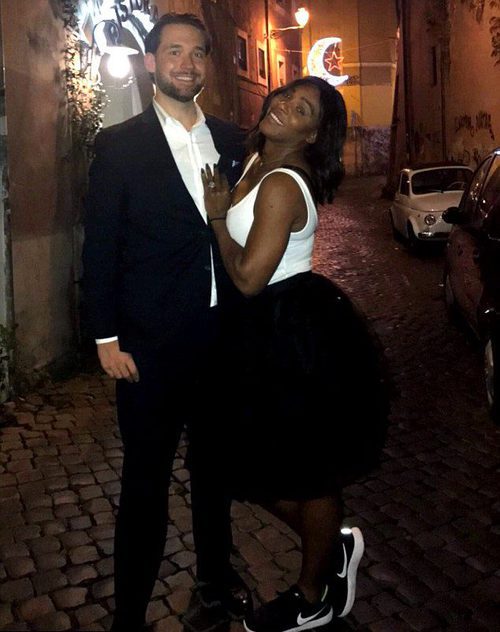 Serena Williams mostrando su anillo de compromiso junto a su futuro marido Alexis Ohanian