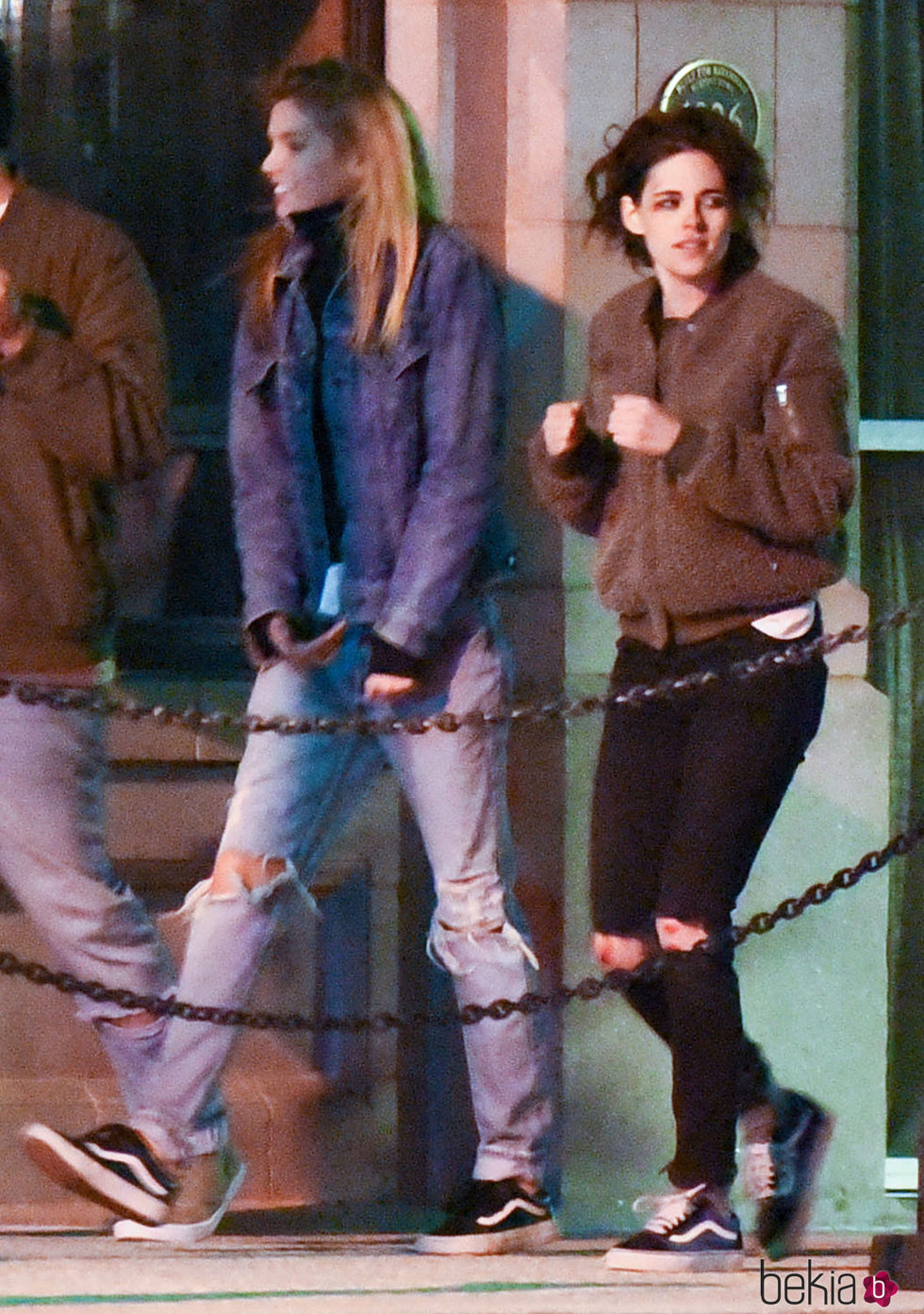 Kristen Stewart y Stella Maxwell saliendo de un billar en Georgia