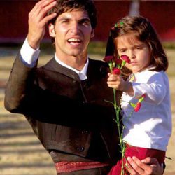 Cayetano Rivera junto a su hija adoptiva Lucía
