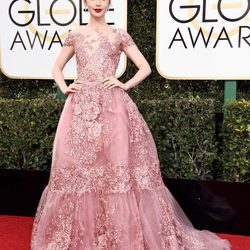 Lily Collins en la alfombra roja de los Globos de Oro 2017