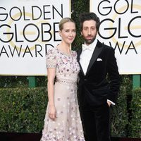 Simon Helberg y Jocelyn Towne en la alfombra roja de los Globos de Oro 2017