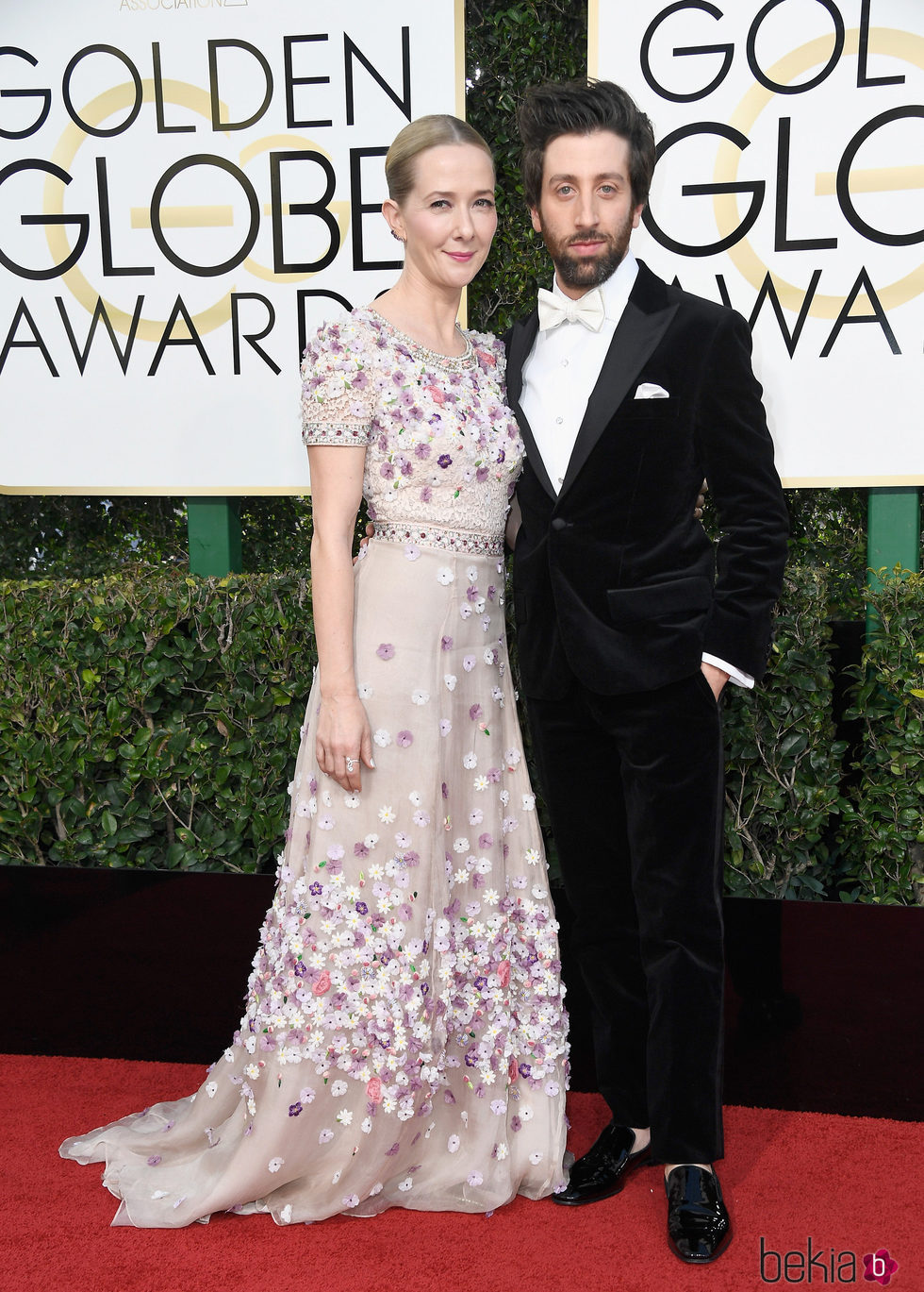 Simon Helberg y Jocelyn Towne en la alfombra roja de los Globos de Oro 2017