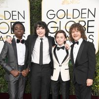 Los niños de 'Stranger things' en la alfombra roja de los Globos de Oro 2017