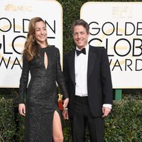 Hugh Grant y Anna Elisabet en la alfombra roja de los Globos de Oro 2017