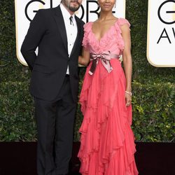 Marco Perego y Zoe Saldana en la alfombra roja de los Globos de Oro 2017