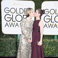 Sarah Paulson besa a Amanda Peet en la alfombra roja de los Globos de Oro 2017