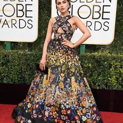 Olivia Culpo en la alfombra roja de los Globos de Oro 2017